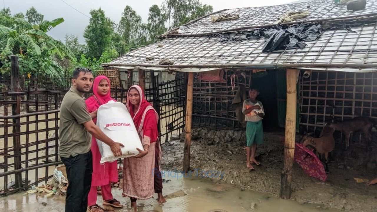 টেকনাফে আকস্মিক বন্যা, ৩৮০ ক্ষতিগ্রস্ত পরিবারকে জরুরি সহায়তা শুরু যুব সংগঠনগুলোর