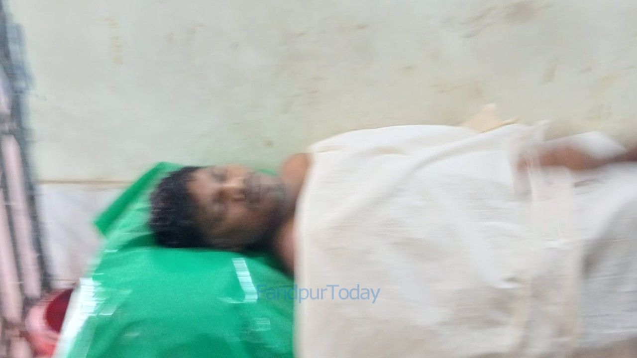 ফরিদপুরে বিদ্যুৎস্পৃষ্ট হয়ে যুবকের মৃত্যু, উদ্ধার করতে গিয়ে আহত তিন